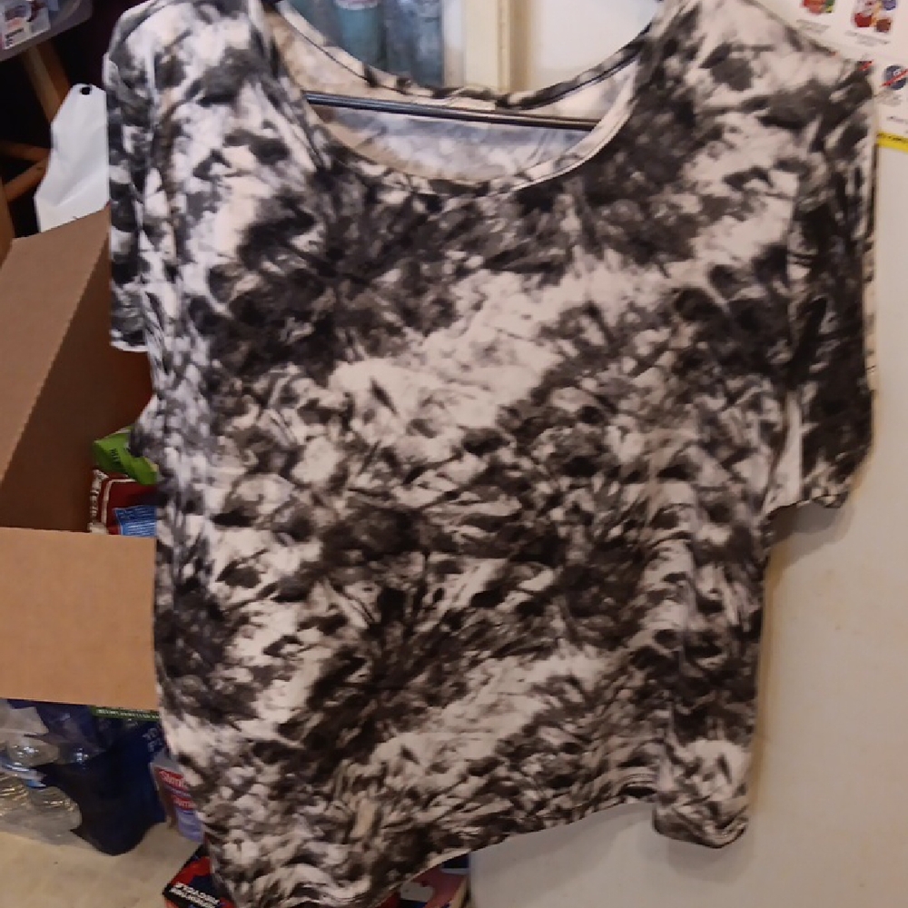 Bobbie Brooks Monochrome Tie-Dye Short Sleeve Tee